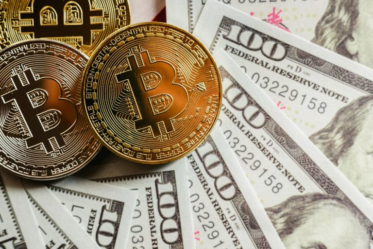 Montes de Bitcoins e Dólares em negociação transação compra venda