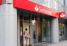 Mulher entrando em agência do Banco Santander na Varsóvia, Polônia