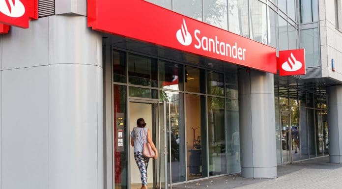 Mulher entrando em agência do Banco Santander na Varsóvia, Polônia