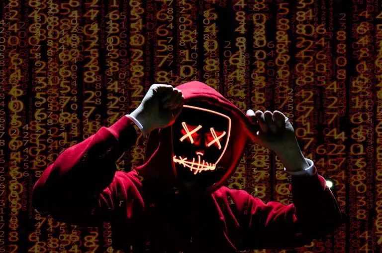 Pessoa com capuz vermelho e identidade oculta, hacker