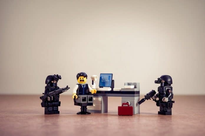 Polícia em investigação criminal pelo computador criptomoedas e transações na blockchain