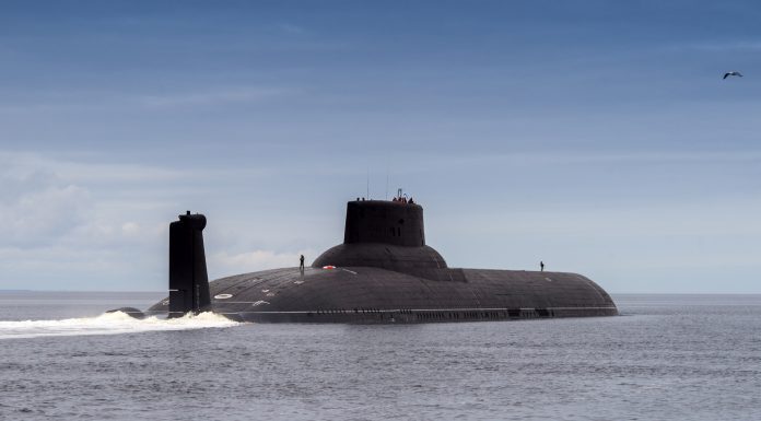 Submarino nuclear na superfície do mar