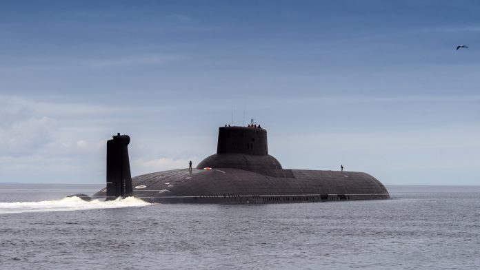 Submarino nuclear na superfície do mar