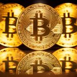 Vários Bitcoins em superfície escura