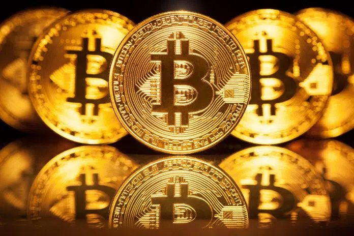 Vários Bitcoins em superfície escura