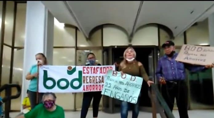 Venezuelanos se acorrentam em frente a banco BOD para pedir liberação de saques de poupança