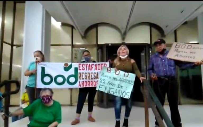 Venezuelanos se acorrentam em frente a banco BOD para pedir liberação de saques de poupança
