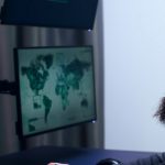 Vista lateral de hacker que opera ransomware criptomoedas Bitcoin