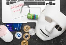 cartões de crédito e bitcoin em golpes pela internet