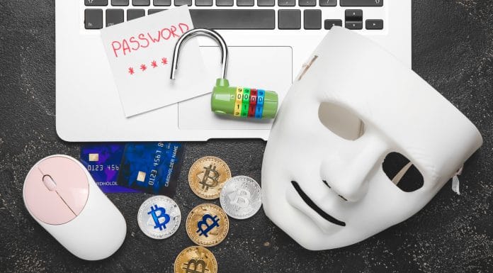 cartões de crédito e bitcoin em golpes pela internet