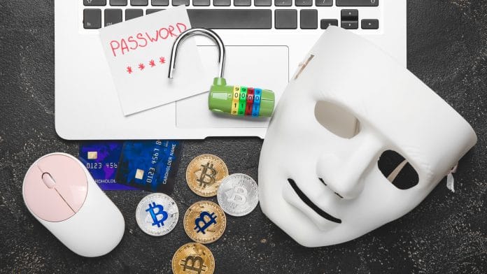 cartões de crédito e bitcoin em golpes pela internet