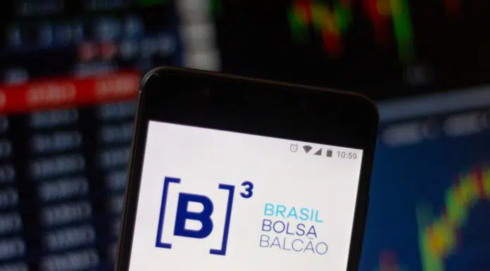 Aplicativo com imagem da B3, Brasil, Bolsa, Balcão criptomoedas Bitcoin