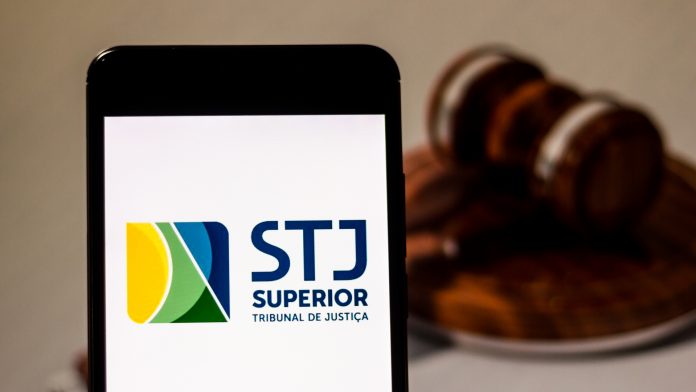 Aplicativo do Superior Tribunal de Justiça STJ e martelo ao fundo