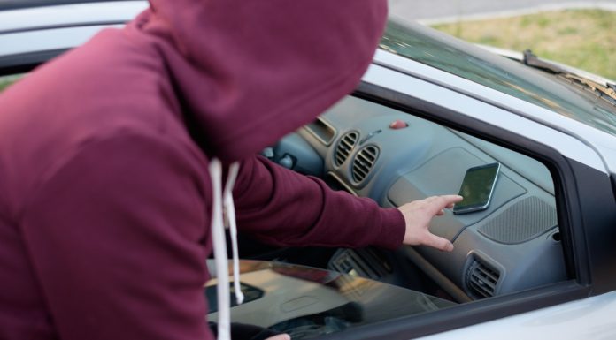 Bandido roubando celular através de janela de carro