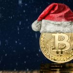 Bitcoin com chapéu de Papai Noel, símbolo do Natal