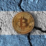 Bitcoin e bandeira da Argentina rachada