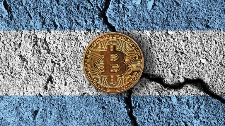 Bitcoin e bandeira da Argentina rachada