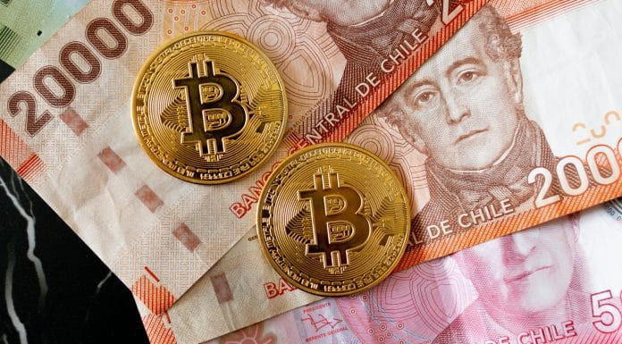 Bitcoin e nota de 20 mil pesos chilenos, moeda oficial do Chile
