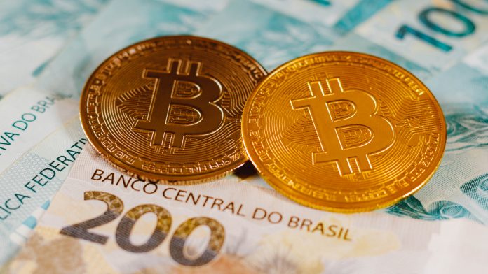Bitcoin e notas de Real brasileiro
