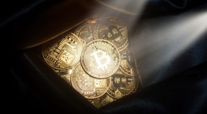 Bitcoins sendo iluminados dentro de carteira roubados encontrados