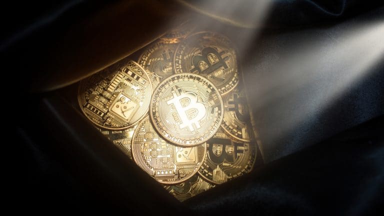 Bitcoins sendo iluminados dentro de carteira roubados encontrados