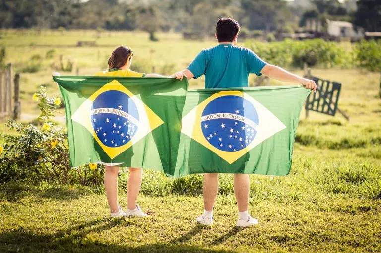 Brasileiros com bandeira do país
