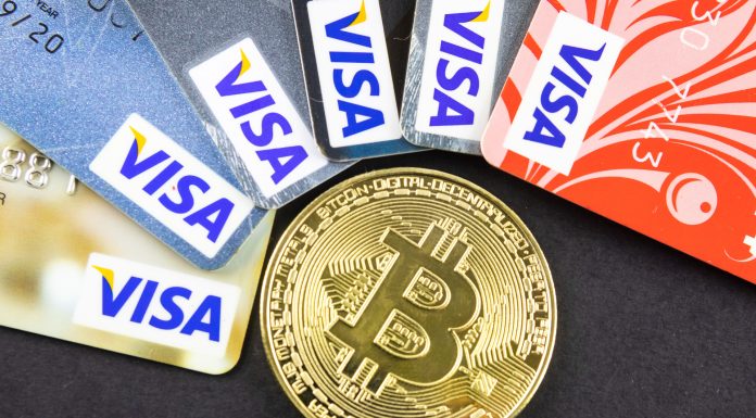 Cartões bandeira Visa e Bitcoin criptomoedas