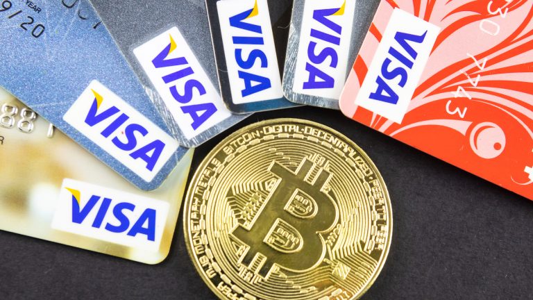 Cartões bandeira Visa e Bitcoin criptomoedas