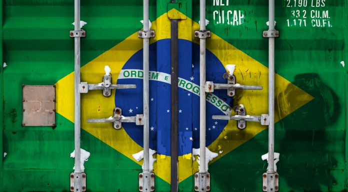 contêiner com a bandeira nacional do Brasil comércio exterior