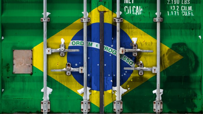 contêiner com a bandeira nacional do Brasil comércio exterior