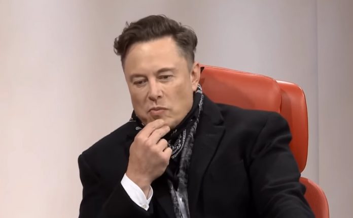 Elon Musk pensativo, durante participação no Codecon