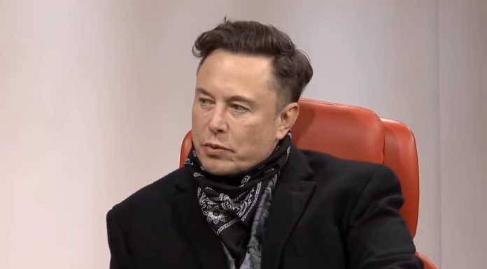 Elon Musk prestando atenção, em participação no Codecon