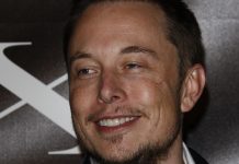 Elon Musk sorrindo em foto