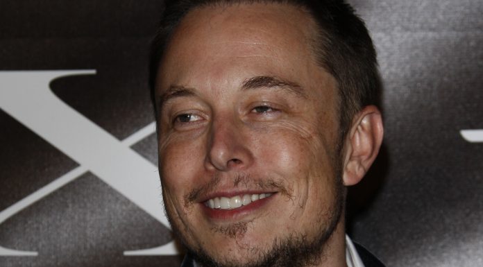 Elon Musk sorrindo em foto