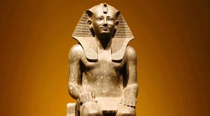 Estátua de Faraó rindo