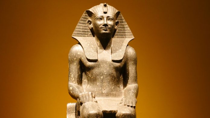 Estátua de Faraó rindo
