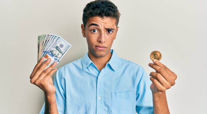Homem cético segurando dólares e Bitcoin