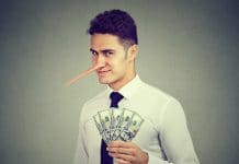 Homem com nariz grande segurando notas de dinheiro, esquema e golpe financeiro