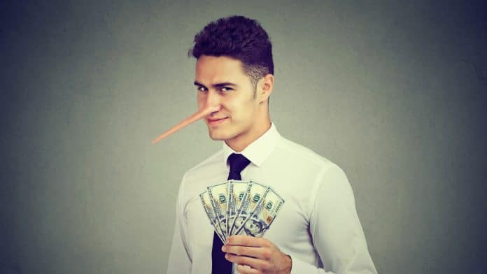 Homem com nariz grande segurando notas de dinheiro, esquema e golpe financeiro