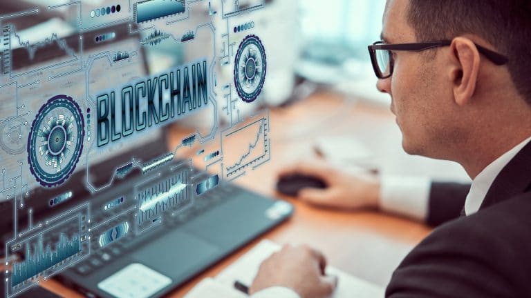 Homem observando holograma de blockchain