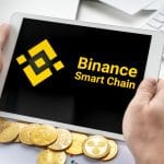 Logo da Binance Smart Chain em tela de tablet