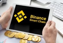 Logo da Binance Smart Chain em tela de tablet