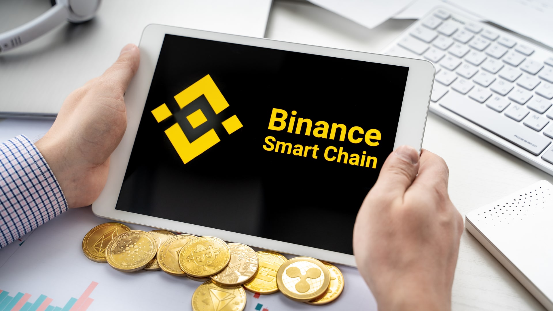 Logo da Binance Smart Chain em tela de tablet