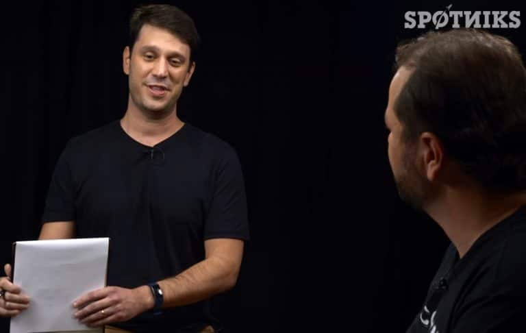 Luiz Alves em conversa com fã do Bitcoin em quadro do Spotniks