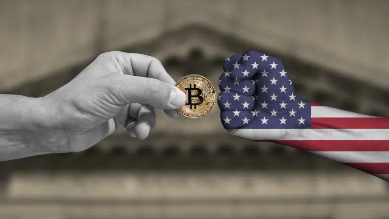 Mão segurando Bitcoin e punho cerrado com bandeira dos Estados Unidos