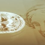 Moeda Bitcoin e Cédula de Real