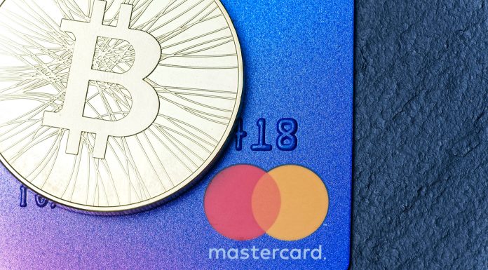 Moeda Bitcoin e cartão bandeira Mastercard