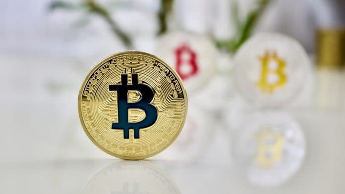 Moedas físicas de Bitcoin em várias cores
