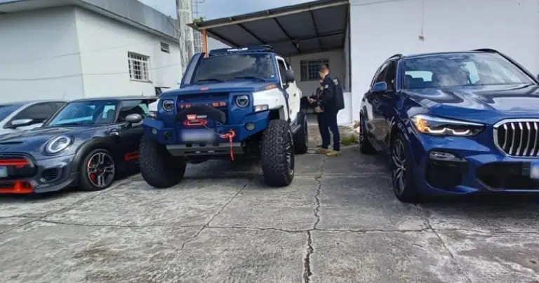 Carros de luxo são apreendidos em operação contra fraude com criptomoedas em Manaus