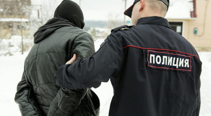 Pessoa sendo presa na Rússia